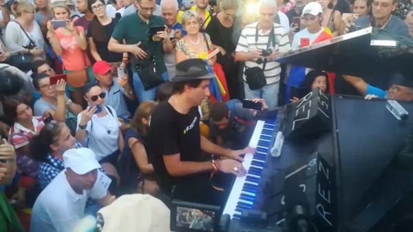 Concert de pian la protestul din Piața Victoriei, susținut de pianistul Davide Martello (Video)