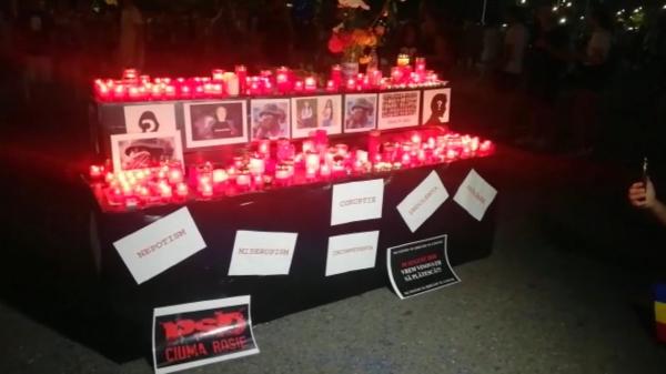Altar de lumânări pentru Luiza și Alexandra, la protestul din Piața Victoriei (Video)