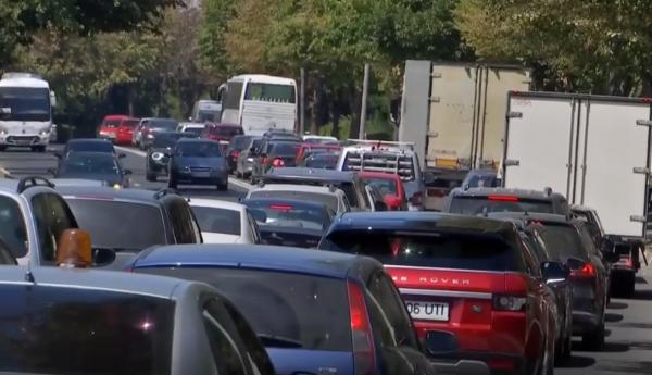 Vacanța în România, test de răbdare. Turiștii, prinși în cozi kilometrice pe litoral