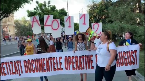 Protestatarii din Piața Revoluției au pornit în marș către Piața Victoriei