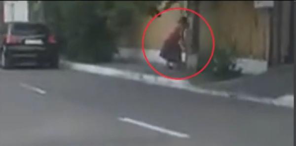 Bătrână din Galaţi, acuzată că îşi bătea frecvent strănepotul