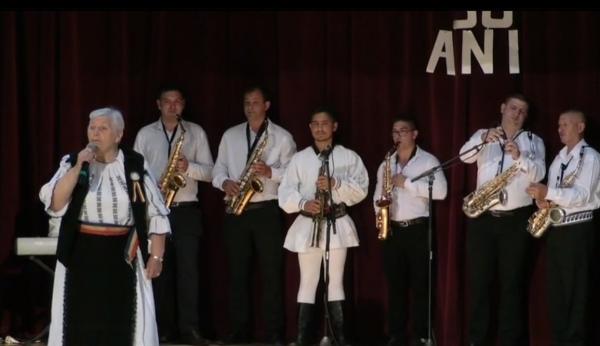 Foştii dansatori din generaţia de aur a Ansamblului Folcloric din Codlea s-au întors acasă