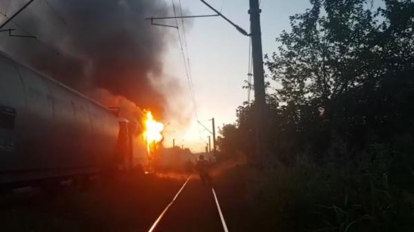 O locomotivă a luat foc în Constanța și a blocat traficul feroviar, dar și pe cel rutier (Video)