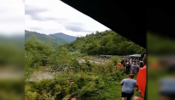 Deraierea mocaniței în Valea Văserului, filmată de un turist