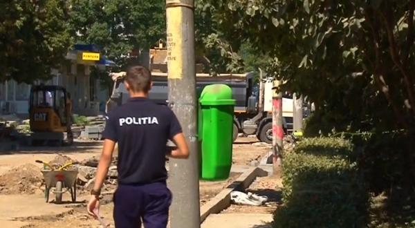 Stâlpi de electricitate în mijlocul trotuarului, într-un cartier din Pitești