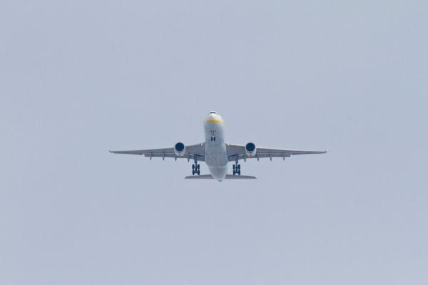 Serviciile care ne scumpesc vacanțele. Zburăm low-cost sau nu?