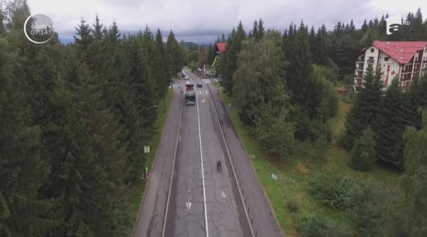 Autobuz supraetajat pentru turiști, pe drumul către Poiana Brașov