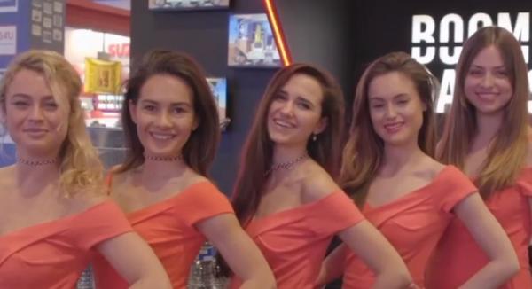 Hostesele din Franţa, revolta pe Internet: "Nu sunt păpuşa ta"