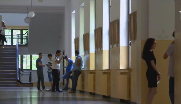 Tinerii care termină studiile în România ar putea fi angajaţi la stat fără concurs