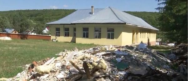 Cu trei săptămâni înainte de începerea şcolii, mii de elevi nu au condiţii potrivite