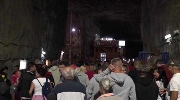 Cozi lungi de turişti în luna august, nu doar la mare ci şi la Salina Praid