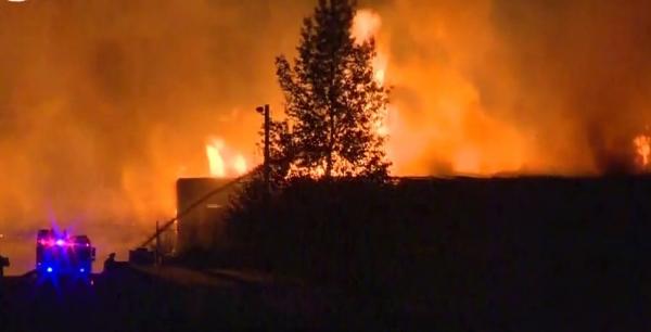 Incendiu impresionant într-o zonă industrială din statul american Oregon