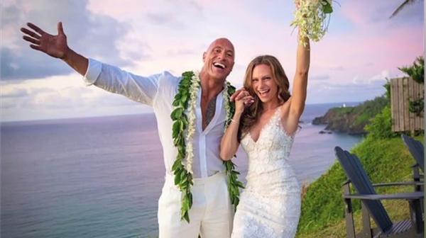 Dwayne Johnson, cunoscut şi sub numele de "The Rock" a anunţat că s-a căsătorit