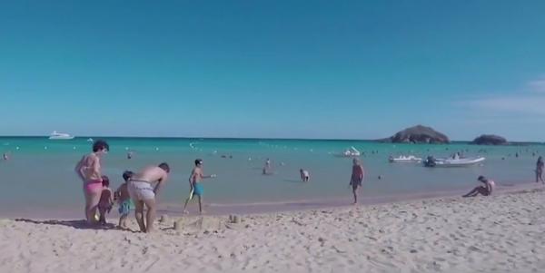 Doi turişti francezi riscă 6 ani după gratii, în Italia, după ce au furat nisip de pe o plajă din Sardinia