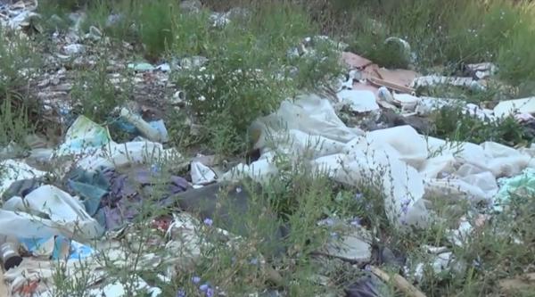 Gunoaiele continuă să zacă pe traseul către Sfinxul Bănățean de la Băile Herculane