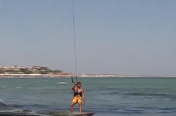 Concurs spectaculos de kitesurfing la malul mării