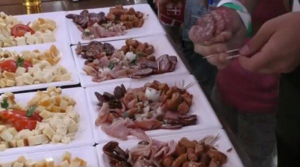 Ospăţ la Cetatea Râşnovului din Braşov cu delicatese din lume adunate