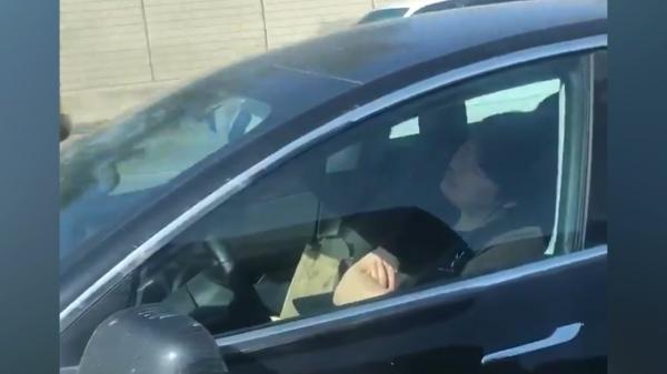 Video: Șoferul unei mașini Tesla pare să doarmă la volan, în timp ce merge pe pilot automat