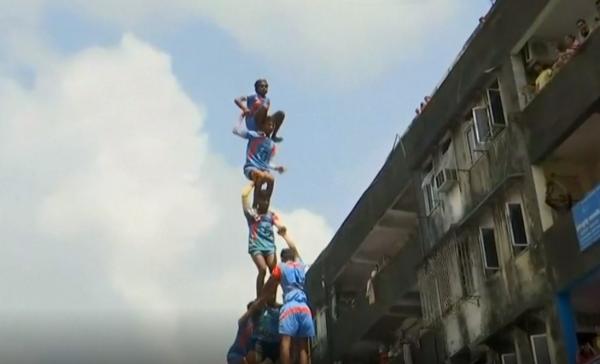 Piramide umane în onoare zeului Krishna, în India