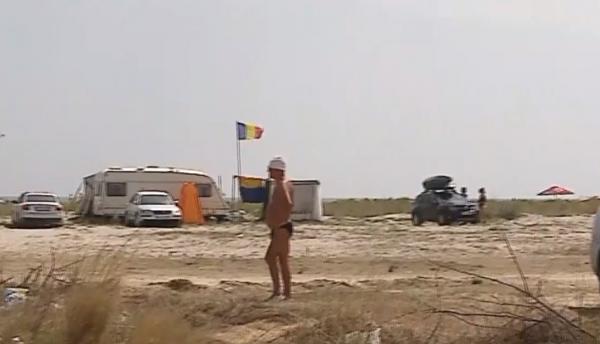 Plajele Vadu şi Corbu, sufocate de gunoaie. Neînţelegerea dintre autorităţi provoacă un dezastru ecologic