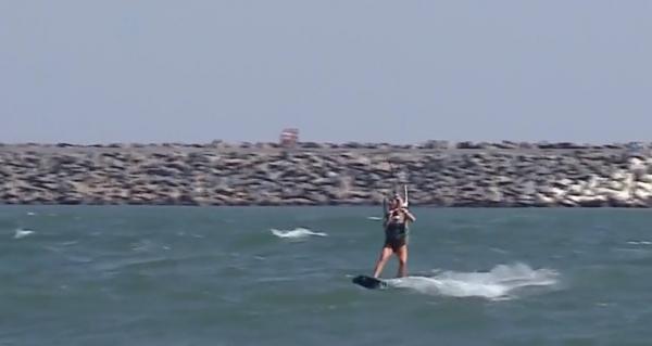 Pasionaţii de acrobaţii în valuri şi-a dat întâlnire pe litoral, la kitesurfing