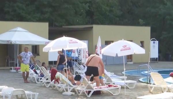 Piscinele cu valuri, cea mai potrivită alegere pentru cei care nu sunt la mare