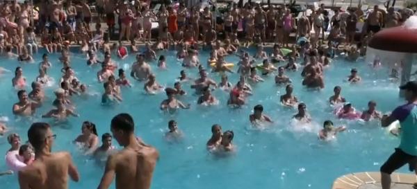 Petreceri cu spumă și zumba pentru cei care au ales să se răcorească la piscină