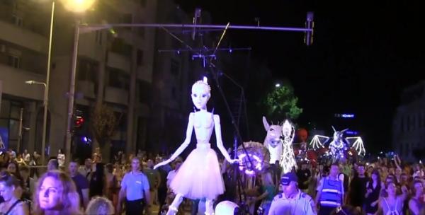 Papuşi uriaşe au ocupat străzile Craiovei, pentru evenimentul Puppets Occupy Street