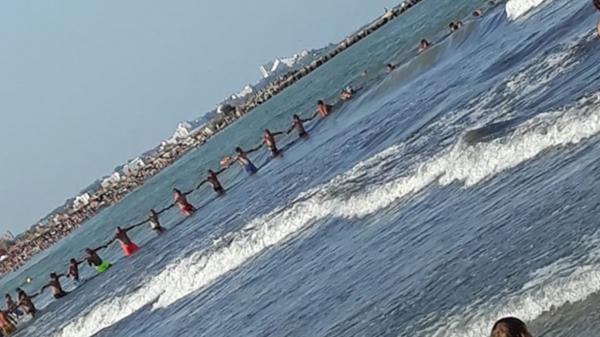 Mobilizare emoționantă la Mangalia: lanț uman pentru salvarea unui bătrân de la înec