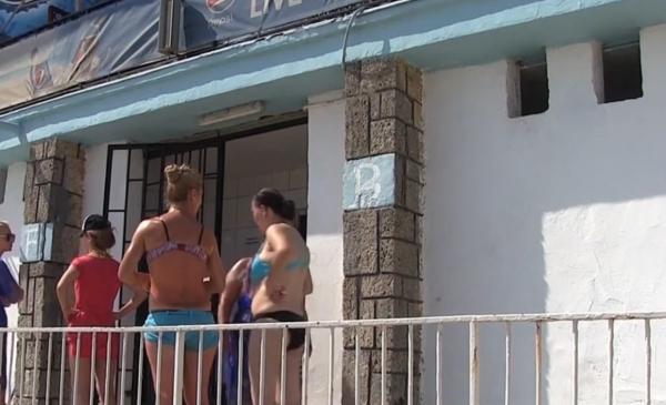 Cozi la toalete murdare pe litoral: condiții sunt jalnice, dar prețurile mari