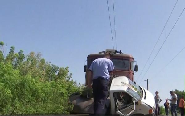 Un bărbat de 55 de ani a murit după ce maşina sa a fost lovită în plin de un tren, în Iaşi