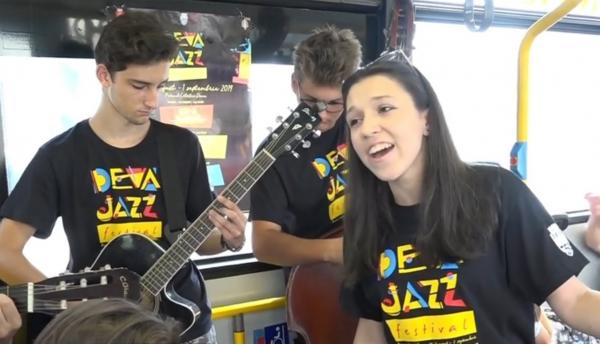 Concerte live de jazz, în autobuzele din Hunedoara