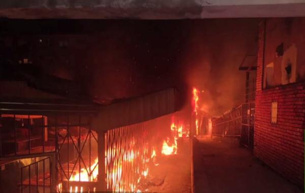 Incendiu puternic într-o piaţă din Reşiţa. Mai multe tarabe s-au făcut scrum