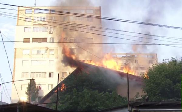 Misiune de salvare la limită în Piteşti, după ce o vilă a luat foc