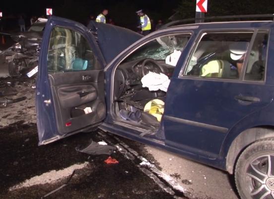 Accident grav în Suceava. Doi bătrâni au murit pe loc, iar o familie întreagă a ajuns la spital