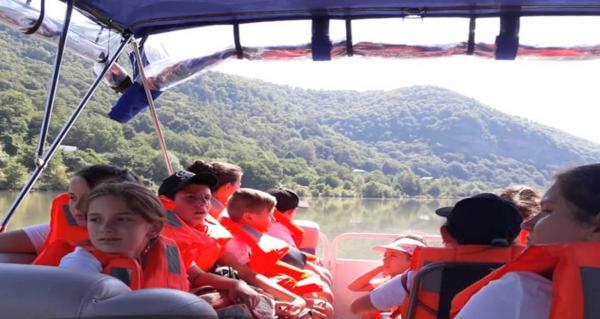Elevii premianți ai unei şcoli din Gorj, în vacanţă pe banii profesorului de religie