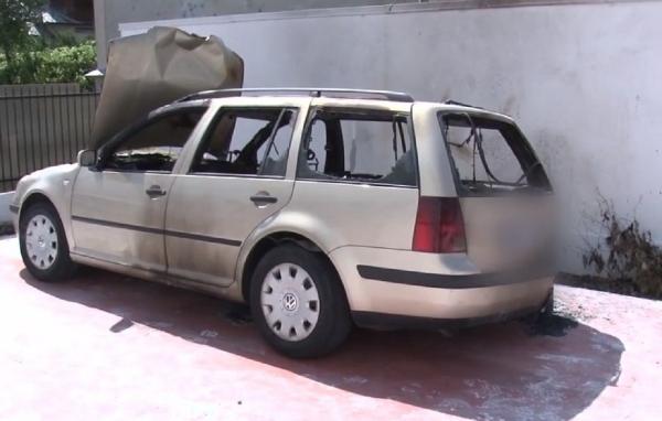 Părăsit de nevastă, un preot din Dâmbovița ar fi căzut în patima răzbunării. I-a dat foc la mașină