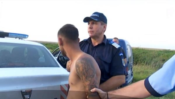 Jandarmi cercetaţi pentru că apăreau în fotografii alături de doi evadaţi