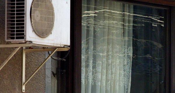 Operatori din comerţ, turism şi curierat prinşi că păcăleau clienţii