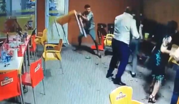 Doi tineri, rupţi în bătaie cu mese, scaune şi sticle într-un bar din Căpâlna de Jos