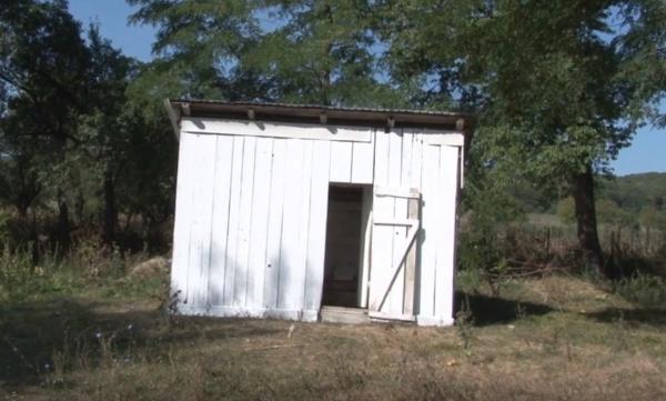 Începe şcoala, iar în peste o mie de unităţi de învăţământ toaleta este tot în curte