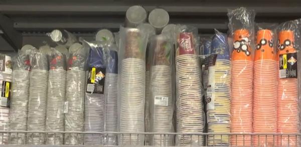 Farfuriile şi paharele din plastic, interzise la petrecerile publice din Braşov