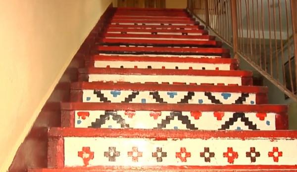 Scările unui bloc din Târgu-Mureş, pictate cu motive populare