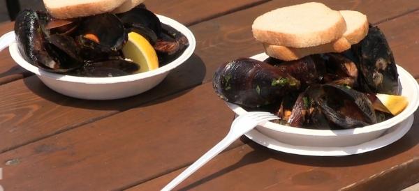 Reţetă de creveţi cu sos de unt, pătrunjel şi peperoncino vs scoici în sos de vin, marca Cătălin Scărlătescu