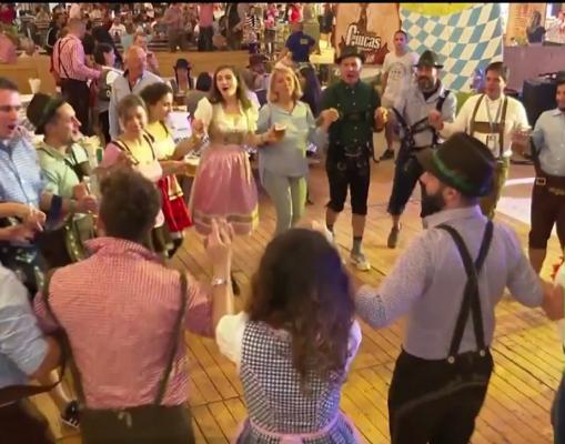 A început Oktoberfest în Braşov, iar atmosfera bavareză a pus stăpânire pe oraşul de la munte