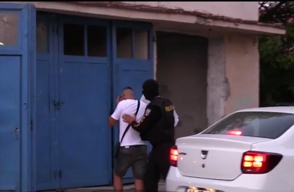 O fată de 20 de ani din Caracal a fost răpită de un tânăr din Băileşti, care vrea s-o ia de nevastă