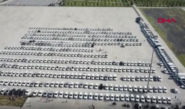 Sute de maşini inutile luate în leasing de fostul primar din Istanbul