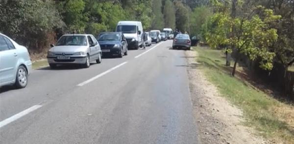 Un tânăr a deschis portiera şi s-a aruncat din mers pe şosea, sub ochii mamei lui, în Argeş