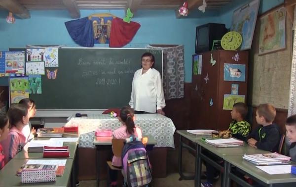 Elevii unui sat clujean învaţă în casele localnicilor pentru că nu au şcoală