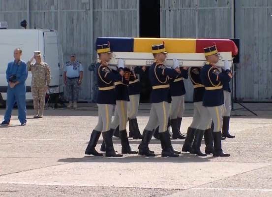 Lacrimi şi multă durere pe Baza Militară 90. Cei doi militari români care au murit în Afganistan au fost repatriaţi